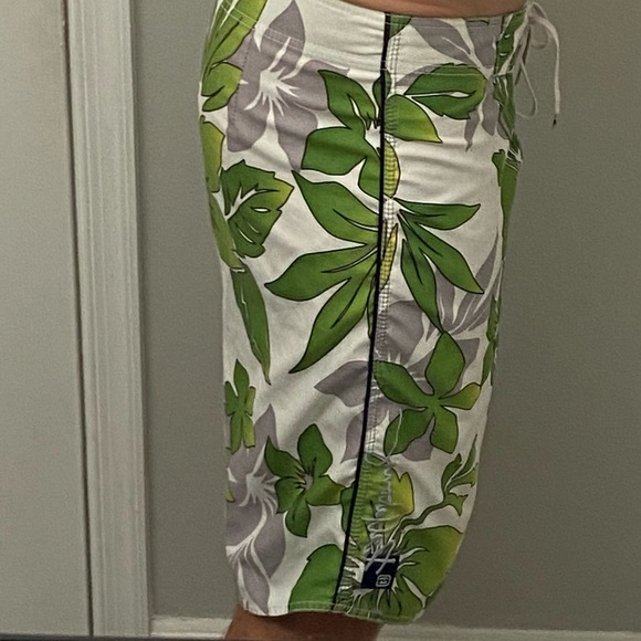 2 for $19 Boardshorts Billabong Green/White & White/Blk both Size M / 33” Waist - Picture 13 of 16